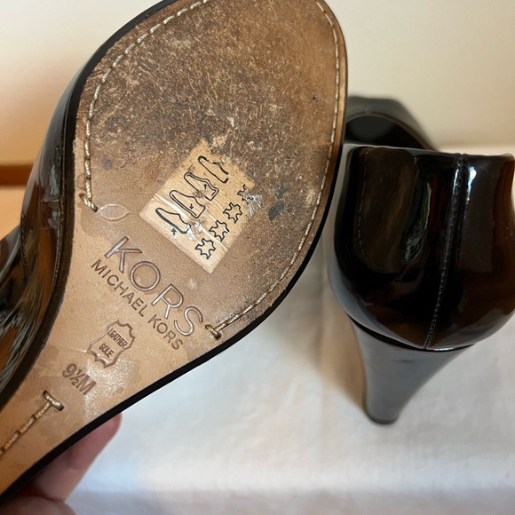 KORS Michael Kors Black Patent Leather Wedge Heels Peep Toe Women’s Size 9.5 - Picture 7 of 8